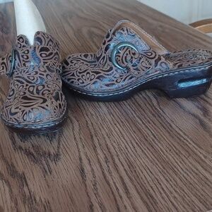 BOC Born Concept Tooled Embossed Leather Clog Slip On Womens Shoe Size 7